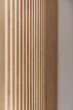 Detal na pionowe elementy drewniane  na szafie z ubraniami