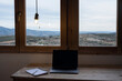 © Cristina - Ordenador y libreta en casar rural, teletrabajo con un paisaje idílico en la ventana, tranquilidad y silencio