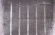 © C.Castilla - Fondo de rejilla metalica y ventana pintada en color blanco.