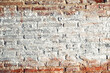 © C.Castilla - Fondo de pared de ladrillos pintada de color blanco.