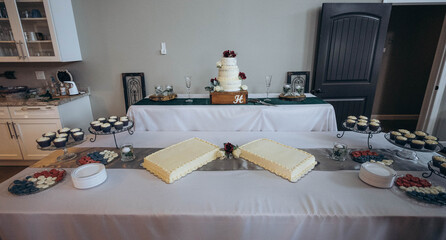 Wall Mural - Fourchette table setting with wedding cakes and cupcakes ready for the event