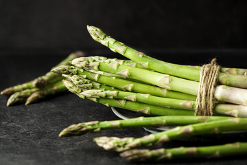 Sticker - Frischer, grüner Spargel vor dunklem Hintergrund