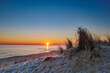 Raureif bedeckt Sand und Strandhafer an einem kalten Wintermorgen auf Usedom