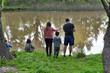 © Maelia Rouch - Familia pescando en la isla, en el río