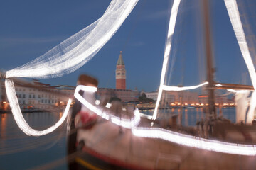 Venezia. Punta della Dogana. Barca trabaccolo Il Nuovo Trionfo, con decorazione natalizia in ormeggio, verso il campanile di San Marco