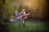 Fototapeta  - dzieci na wakacjach jeżdżą rowerem i dobrze się bawią