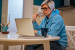 © Zamrznuti tonovi - Woman on a video call with colleagues while using laptop and working from home
