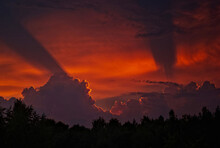 Spektakularny Zachód Słońca Nad Ostrowcem Świętokrzyskim , W Iście Baśniowy  Sposób Malujący Niebo I Chmury  ( Barwy Tylko Lekko Wyrównane) .