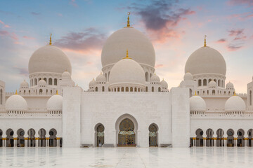 Wall Mural - Beautiful architecture of the Grand Mosque in Abu Dhabi at sunset, United Arab Emirates