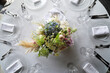 foto dall'alto di tavoli apparecchiati e allestiti con composizioni floreali per cene importanti