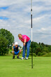 © ARochau - Zwei Golfer beim Lesen des Grüns