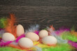 wielkanocne jaja w kolorowych piórach
