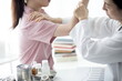 © 상은 신 - Doctor checking patient's shoulder pain