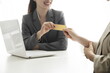 © 상은 신 - Businesswomen meeting with credit card