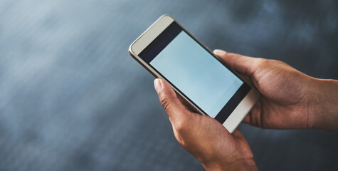 Fototapete - The best app for fitness fanatics. Cropped shot of a woman using a smartphone in a gym.