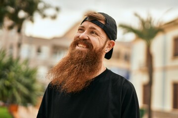 Poster - Young irish hipster man smiling happy standing at the city.