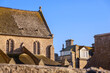 Hausdächer und Kirche von Barfleur in Frankreich