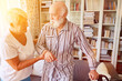 Pflegekraft hilft Senior mit Demenz bei Altenpflege