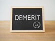 デメリット（Demerit）とチョークで書かれた黒板