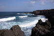 Wellen des Atlantiks brechen an der Nordküste von Lanzarote 