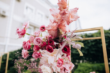 Poster - Fresh flowers on the wedding arch at the wedding ceremony