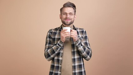 Poster - Positive guy manager drink espresso isolated pastel color background