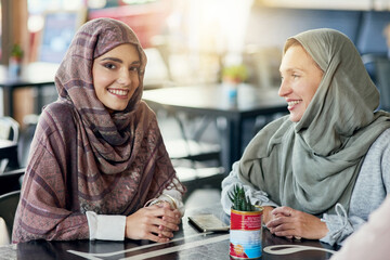 Aufkleber - Im grateful for the gift of friendship. Portrait of a happy young woman spending time with her friend in a cafe.