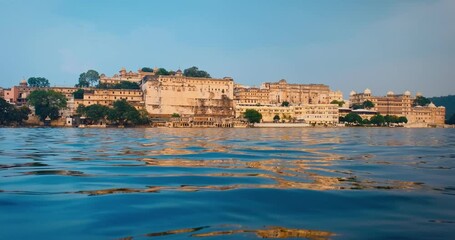 Fototapete - Udaipur City Palace view from lake Pichola on sunset. Jag Niwas is an example of Rajput architecture of Mewar dynasty rulers of Rajasthan is popular tourist Indian landmark. Incredible India heritage.