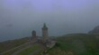 Drohnenaufnahme, Drohnenflug über den Parkplatz und den Leuchtturm am Cap Frehel, schlechtes Wetter, Nebel, Regen, Küste, Atlantik, Département Côtes-d’Armor, Bretagne, Frankreich