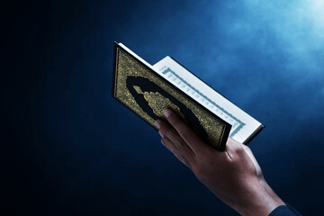 Poster - Muslim man reading holy quran