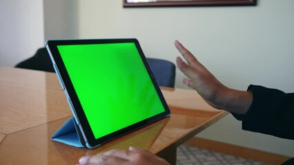Poster - タブレットを操作する男性　グリーンスクリーン　クロマキー合成用動画素材