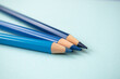 canvas print picture - Blaue Buntstifte auf blauem Hintergrund. Detail-Makroansicht