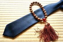 日本の葬儀に使う黒いネクタイと数珠 