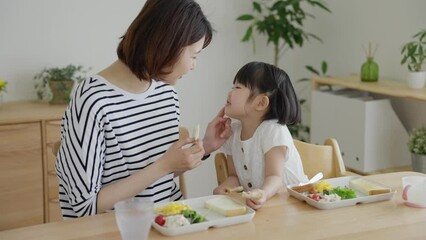 Canvas Print - 朝食を食べる子供とママ（育児・子育て・家族・ファミリー）