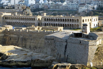 Ville de La Valette, bâtiments, remparts et balcons typiques du centre historique, Malte