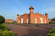 Stock-Photo-17th Century Mughal Tomb Of Bibi Pari In Lalbagh Fort Also Known As Kella Lalbag Or Fort Aurangbad Fort Complex, Dhaka, Bangladesh.