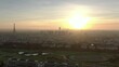 Prise de vue aérienne de Paris et la Tour Eiffel en contre-jour au lever du soleil