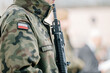 Polski żołnierz trzymający broń