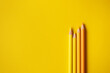 Gelbe Buntstifte auf gelbem Hintergrund. Freiraum für Text