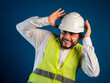 © Javier - Joven ingeniero viendo accidente