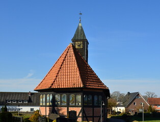 Sticker - Historische Kapelle im Frühling im Dorf Wittorf, Niedersachsen