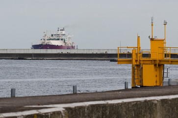 Canvas Print - LNG TANKER - Ship sails to the gas terminal in Swinoujscie 