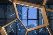 Detal na rozwiązanie szklanego dachu z konstrukcji drewnianej.