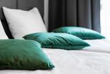 Fototapeta  - poduszki na łóżku