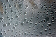 Kondenswasser-Tropfen bilden ein abstraktes Muster unter einer P