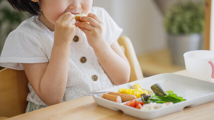 Wall Mural - 食事する4歳の子供（育児・子育て）