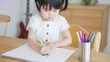 © polkadot - お絵描きする子供（育児・子育て・4歳）
