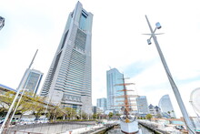 停泊する日本丸と横浜ランドマークタワー　神奈川県横浜市　Nihon Maru Anchored And Yokohama Landmark Tower. Kanagawa-ken Yokohama City.