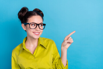 Poster - Photo of attractive manager promoter girl demonstrate empty space recommend ads isolated blue color background