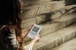 © Luciano Luppa - Mulher olhando guia de viagem para Roma - Woman looking at travel guide to Rome